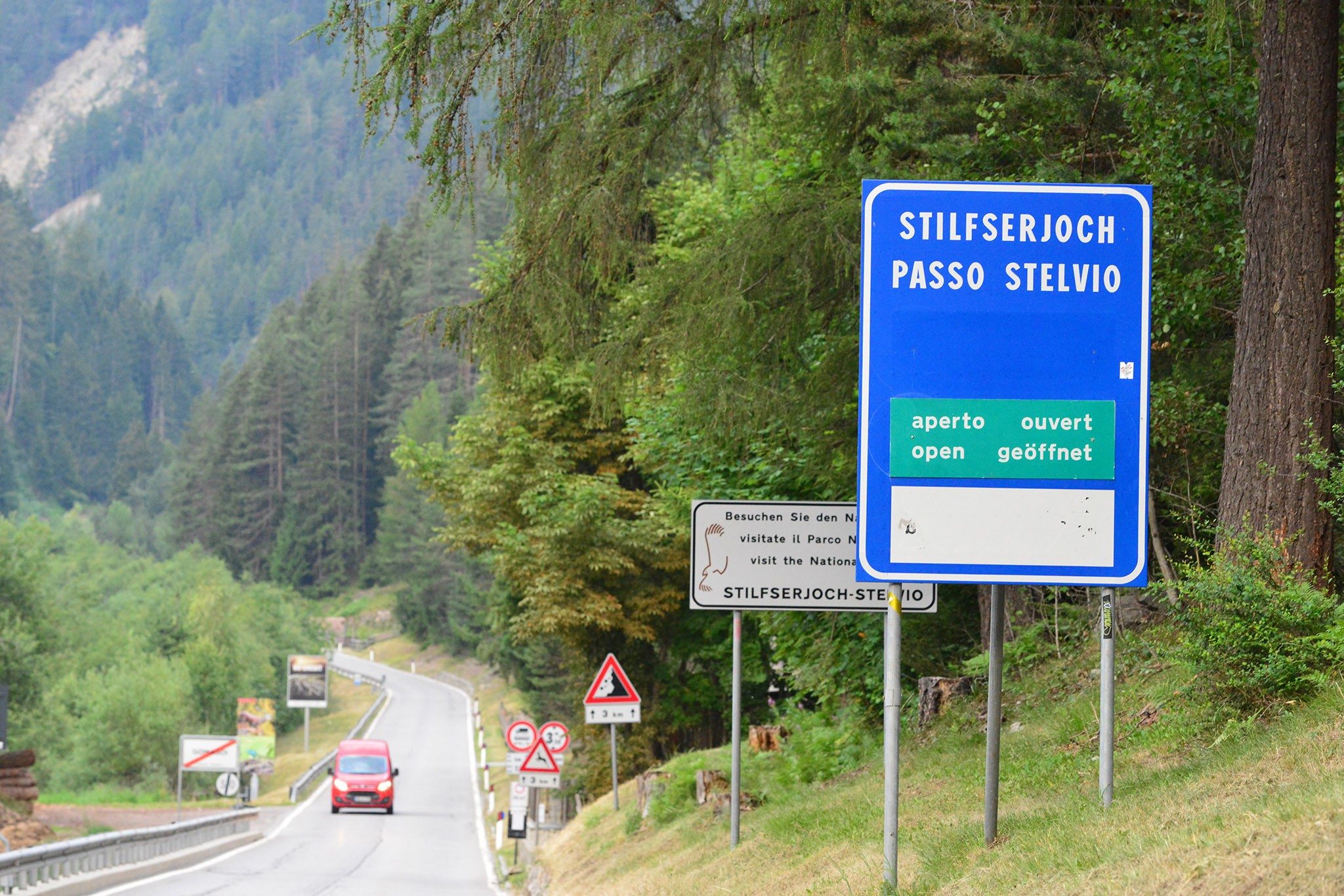 de-bewegwijzering-is-in-het-duits-en-italiaans