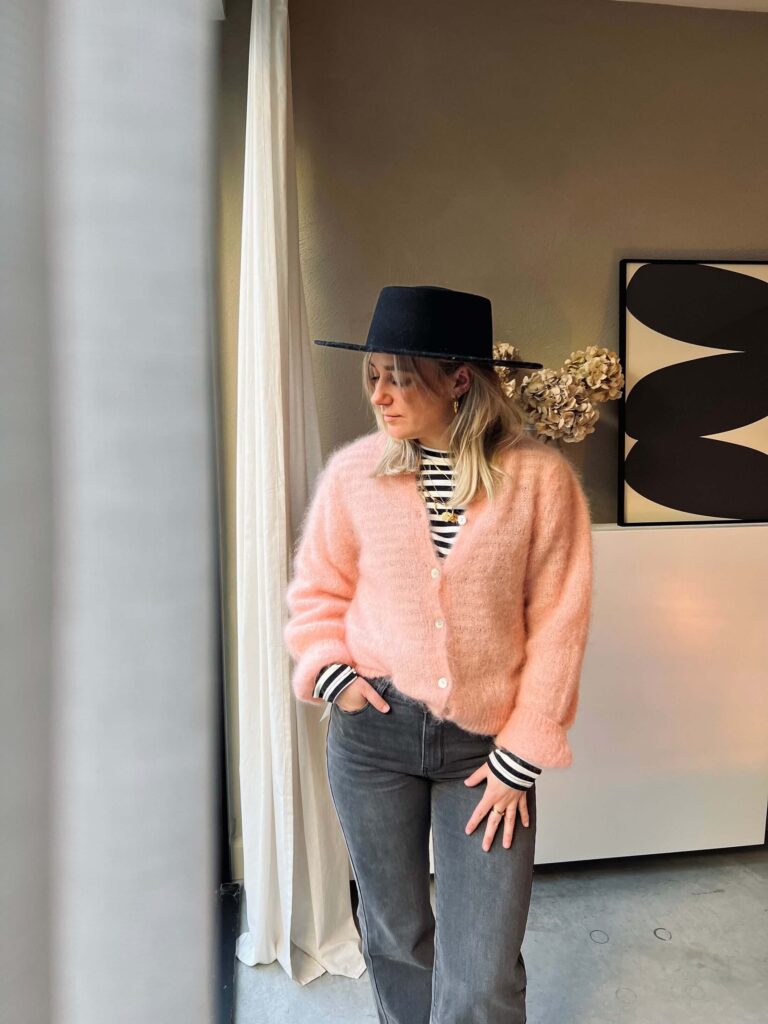 Eigenaresse van L'Atelier Marit met vestje