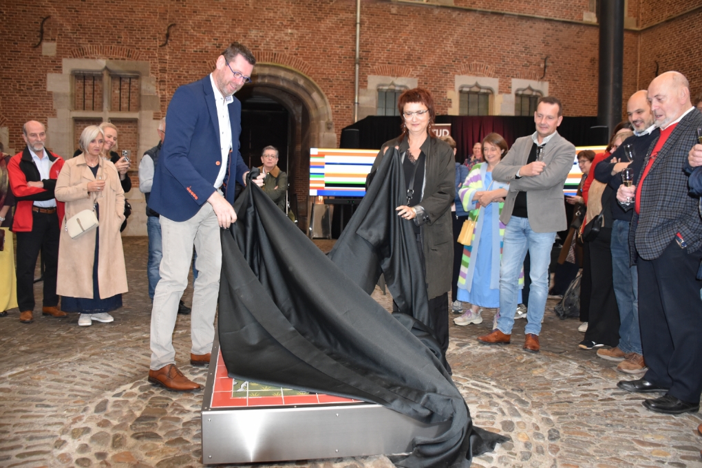 onthulling FAAM - tegel