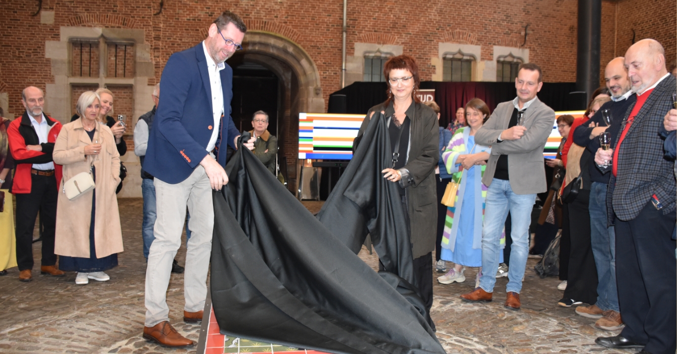 onthulling FAAM - tegel