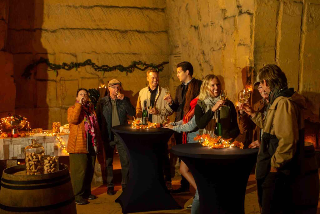 Wijnproeverij in de Grotten van Kanne.