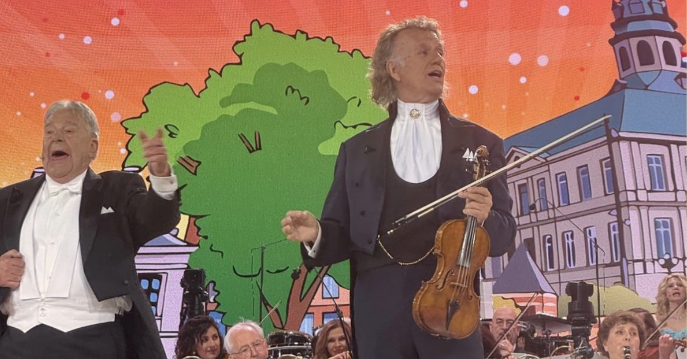 André Rieu laat internationaal publiek zingen in Maastrichts dialect